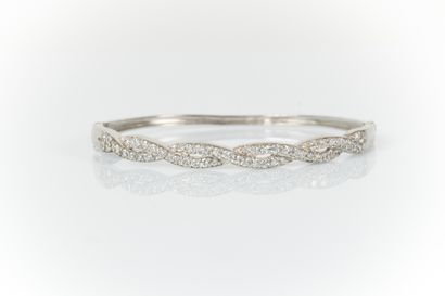 Bracelet ouvrant en or blanc serti d'oxydes...