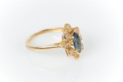 Bague or jaune sertie d'un saphir Ceylan...