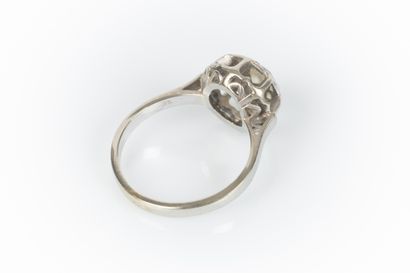 Bague en or gris sertie d'un pavage de diamants...