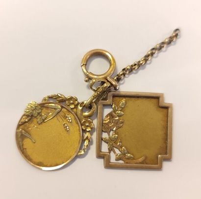 2 pendentifs en or de deux tons, l'un gravé...