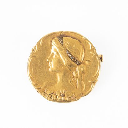 Broche en or sertie de petites pierres à...