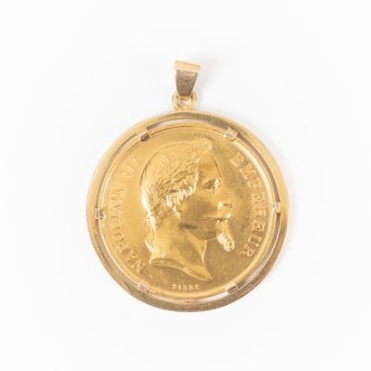 Pendentif en or serti d'une importante médaille...