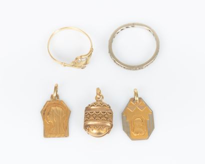 Ensemble de bijoux en or: 2 médailles pieuses,...