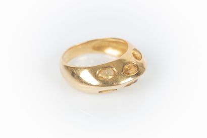 Bague en or sertie de 6 citrines ovales....
