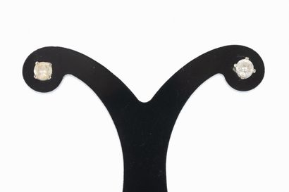 Paire de clous d'oreilles en or gris sertis...