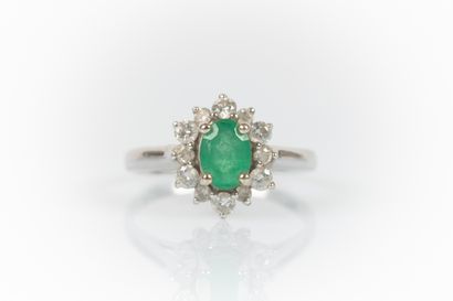 Bague en or gris sertie d'une émeraude ovale...