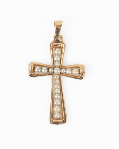 Croix en or sertie de petites perles de culture....