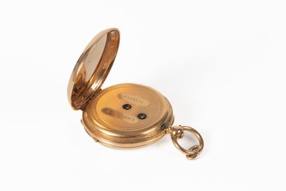 Montre de col en or guilloché et gravé d'un...