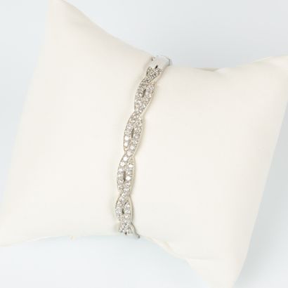 Bracelet ouvrant en or blanc serti d'oxydes...