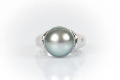 Bague or blanc sertie en demi clos d'une...