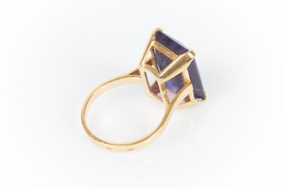 Bague solitaire en or sertie d'une améthyste...