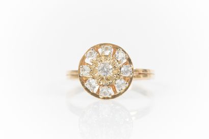 Bague marguerite en or sertie de pierres...