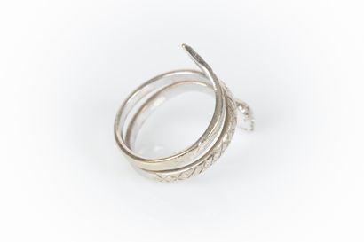Bague serpent à deux tours en or gris. 5,07...