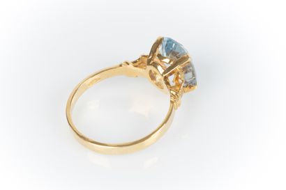 Bague or jaune centrée 4 griffes d'une aigue...