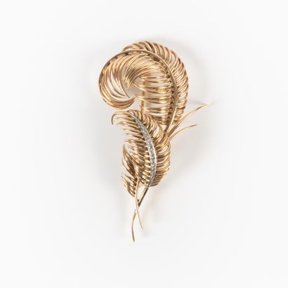 Broche plume en or de deux tons sertie de...