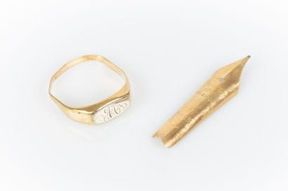 Petite chevalière et plume en or. 1,82 g