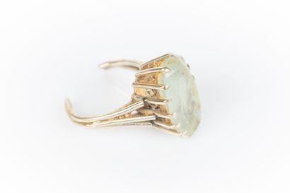 Bague en or gris sertie d'une importante...
