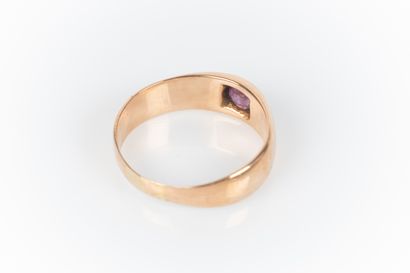 Bague jonc en or sertie d'un rubis rond (usures)....