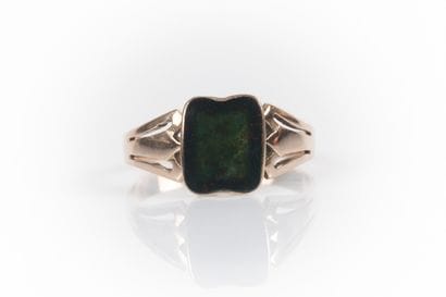 Bague en métal sertie d'une pierre fine verte....