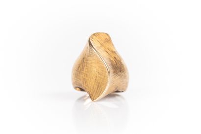 Bague en or mouvementé. 10,09 g. TDD 47-...