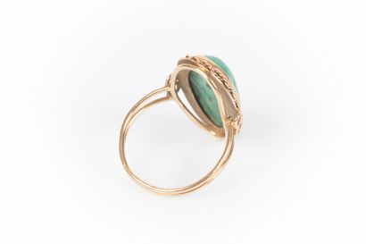 Bague en or sertie d'une turquoise cabochon,...