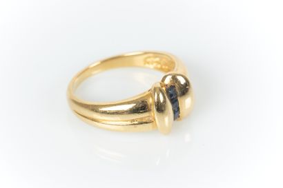 Bague en or sertie de 3 saphirs tailles calibrés....