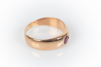 Bague jonc en or sertie d'un rubis rond (usures)....