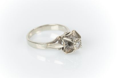 Solitaire en or blanc serti d'un diamant...