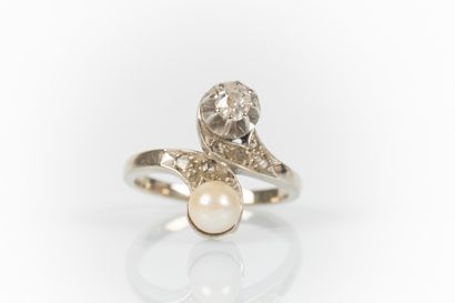 Bague en or gris sertie d'un diamant taille...