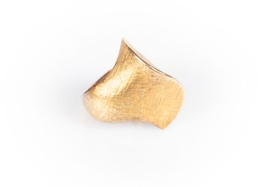 Bague en or mouvementé. 10,09 g. TDD 47-...