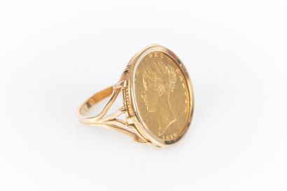 Bague en or sertie d'une monnaie en or: demi-souverain...