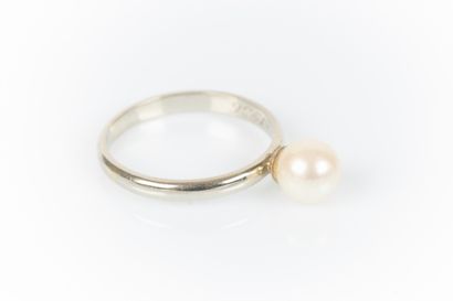Bague en or gris sertie d'une perle de culture...
