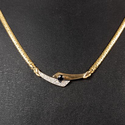 Collier en or maille plate, le motif central...