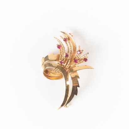 Broche gerbe en or sertie de 7 petits rubis....