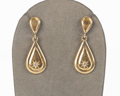 Paire de boucles d'oreilles en or serties...