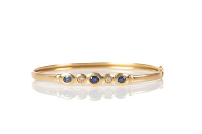 Bracelet rigide ouvrant en or serti de 3...