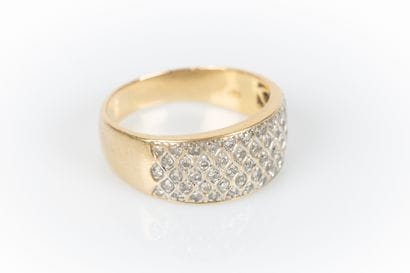 Bague en or de deux tons pavés de diamants...