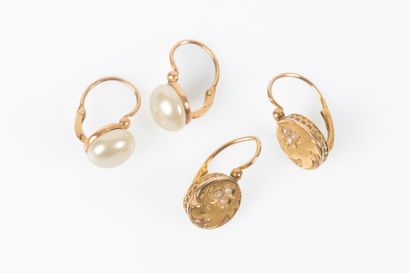 2 paires de boucles d'oreilles dormeuses...