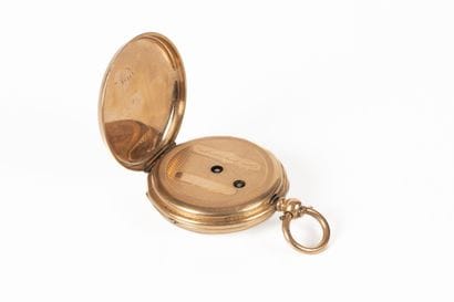 Montre de col en or guilloché et gravé d'un...