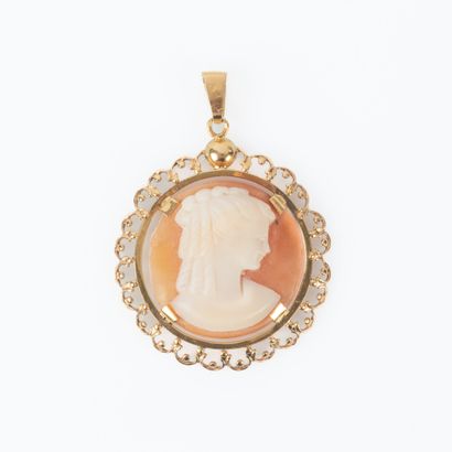 Pendentif en or jaune de forme ronde orné...