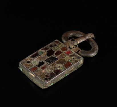 Plaque-boucle en bronze doré, grenats et...