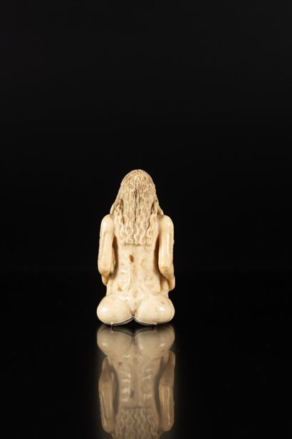 Rare secouette ? en os sculpté en ronde-bosse...