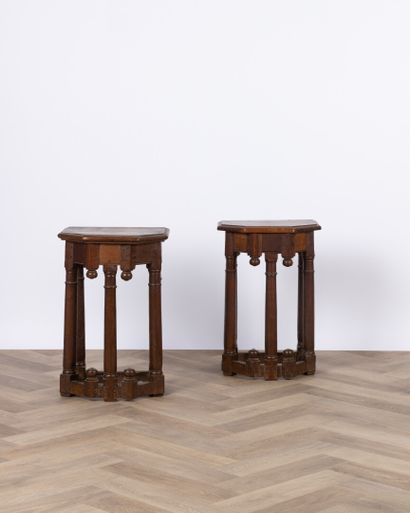 Paire de tabourets en chêne de forme trapézoïdale,...