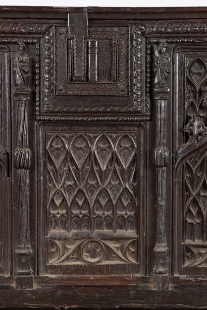 Coffre en chêne sculpté. Façade à cinq panneaux,...