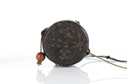 Etui en forme de dôme en cuir doré au petit...