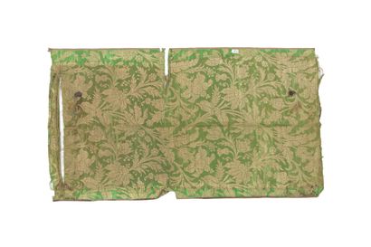 Lot composé de six fragments de tissus :
-...