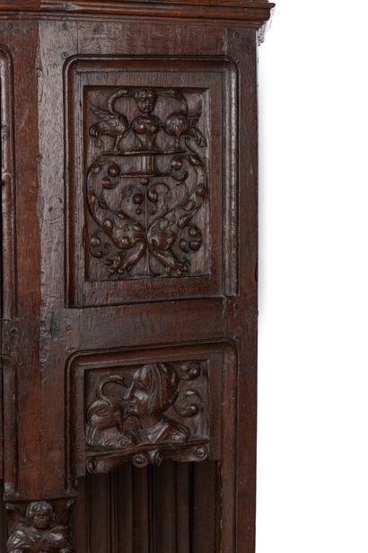 Dressoir à pans en chêne sculpté ouvrant...