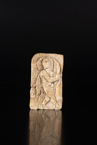Lot de deux plaquettes en os sculpté en bas-relief...