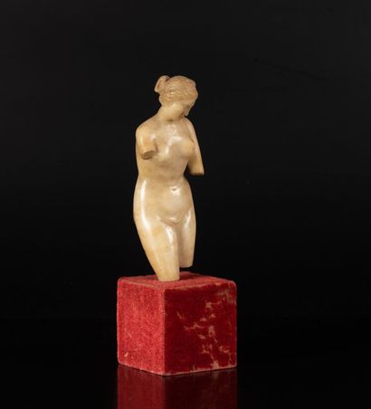 Vénus en albâtre sculpté en ronde-bosse....