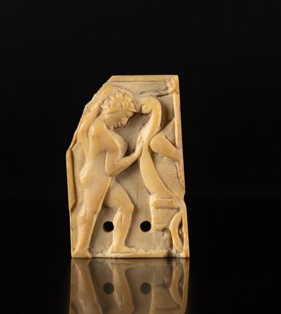 Plaquette en os sculpté représentant un homme...